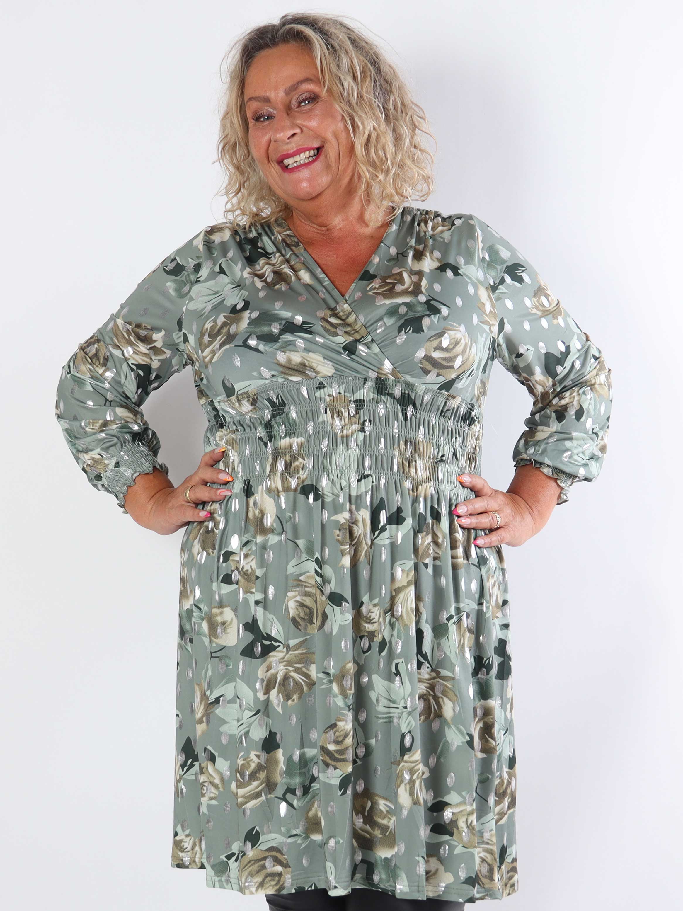 Pams Blossom Short L/S - Plus size-klänning i skrynkelfritt tyg med silverdetaljer